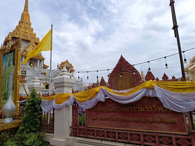 Amazing Temple in Bangkok Wat Traimit! Dont Miss It!