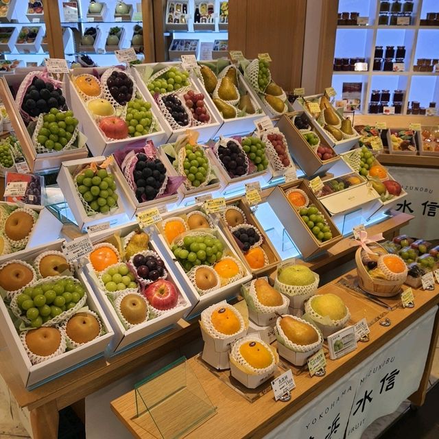 Fresh seasonal fruit store  Fresh seasonal fruit store