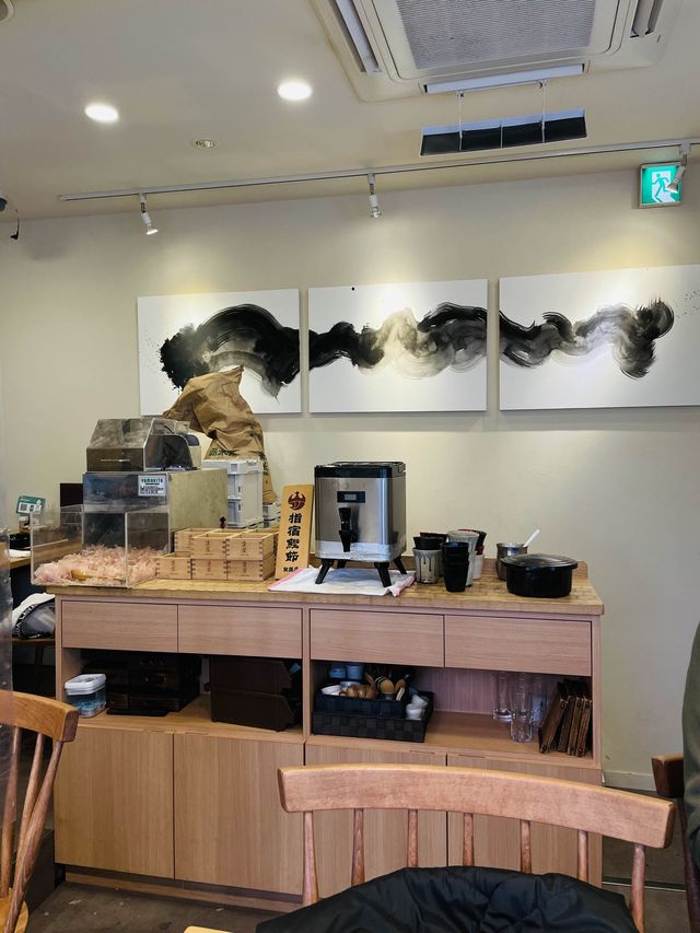 【大阪・梅田】ﾗﾝﾁﾀｲﾑ はたっぷりの店内削りたて鰹節を炊き立てご飯に乗せて♪  