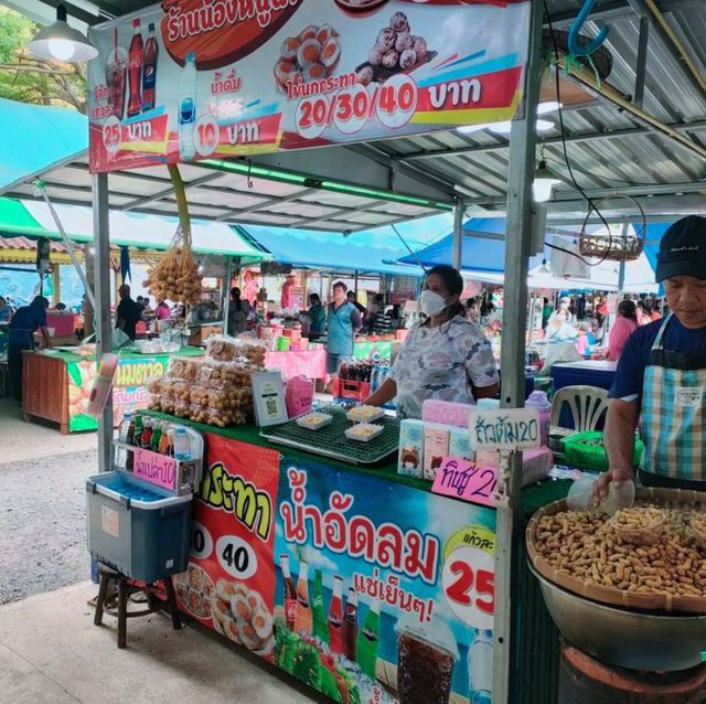 ตลาดวัดมณีวงศ์ นครนายก