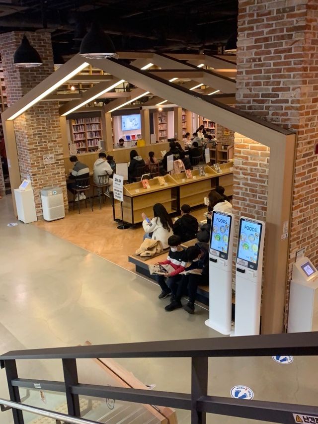 명동 아이들과 같이 만화, 책보며 시간 보낼 수 있는 공간📚 [명동_SBA서울애니메이션센터]