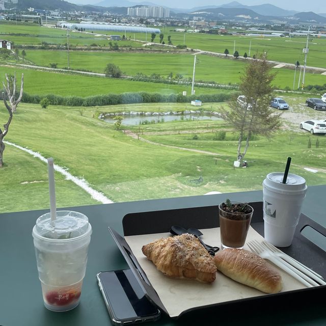 물멍에 넓은 잔디밭 갖춘 무대베이커리🥐🥨🥯