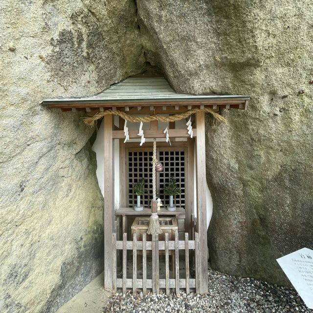 【淡路島】岩屋城跡の崖下洞窟に祀られた「岩樟神社」