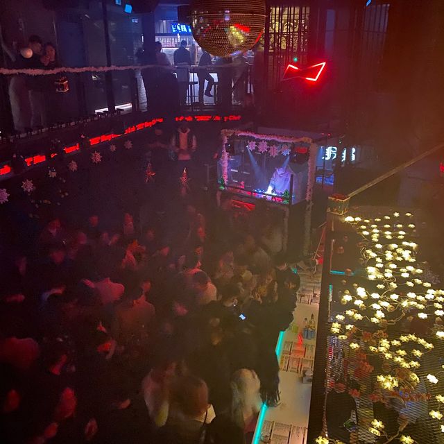 夜生活｜弘大｜越夜越美麗的年輕人聚集club🎸🎧🥂🍻🍺