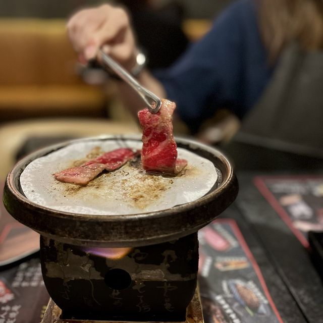 📍香港尖沙咀｜牛匠石燒 · 火氣十足牛肉石板燒🐮 多款和牛部位組合任你選擇！