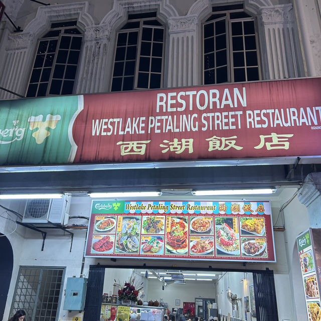 夜空下的福建麵 