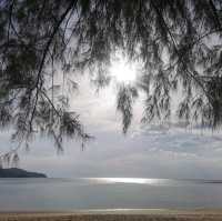 ท้องฟ้าสวย น้ำทะเลใส ที่หาดในยาง 