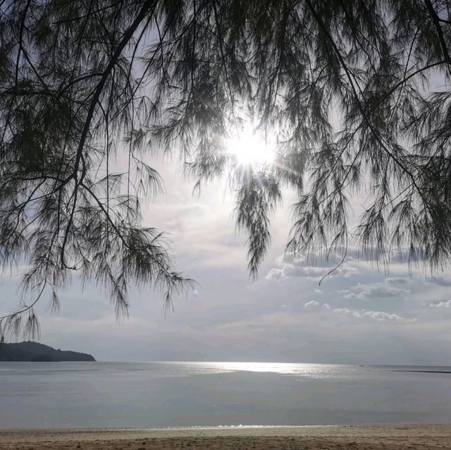 ท้องฟ้าสวย น้ำทะเลใส ที่หาดในยาง 