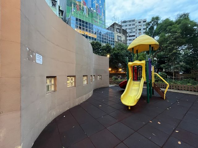 鬧市中嘅人工瀑布牆 @ 彌敦道界限街休憩處