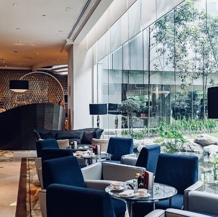 Nice & cozy lounge area!