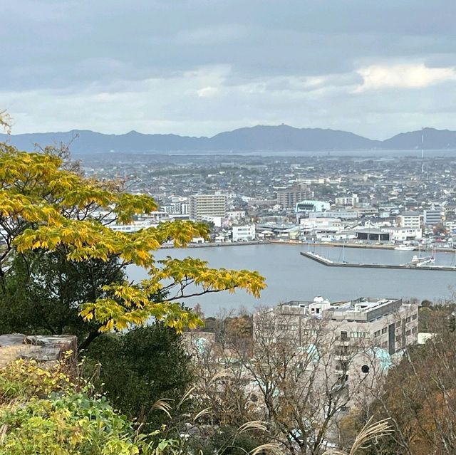   1. 鳥取縣鳥取市兩天一晚和式溫泉之旅，一泊兩食，港幣2,300元一晚，祇覺相當舒適超值  2. 鳥取花迴廊  3.白兔神社  4. 鳥取城跡，天球丸  5. 大山渡假區  6.鳥取沙丘之砂之美術館