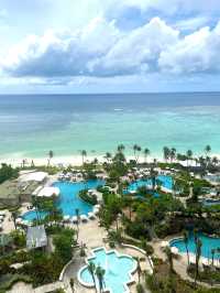 멋진 야외 수영장과 어우러진 투몬 비치 뷰를 즐길 수 있는 괌 숙소