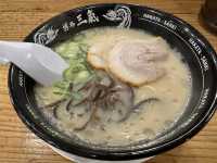 福岡・東区。何度でも替玉10円の豚骨ラーメン店『博多三氣』