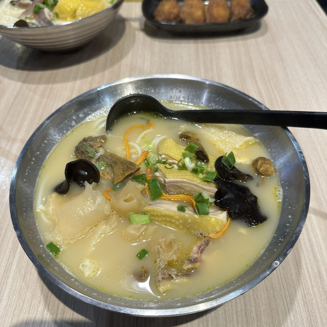 工廈美食！人氣花膠雞米線