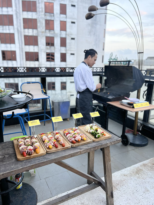 【ベトナム ダナン🇻🇳】ルーフトップバーでBBQ😋