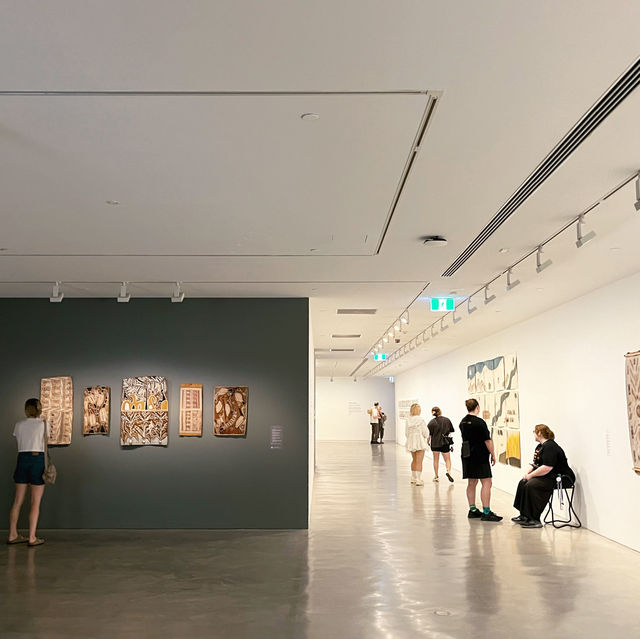 เดินชมงานศิลปะที่ Museum of Contemporary Art Austr