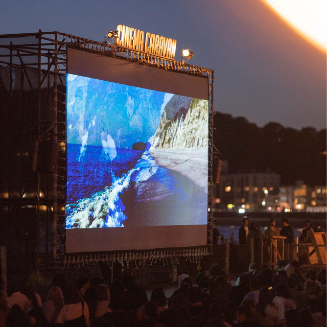 【神奈川・逗子】潮風に吹かれながら極上の映画体験 逗子海岸映画祭