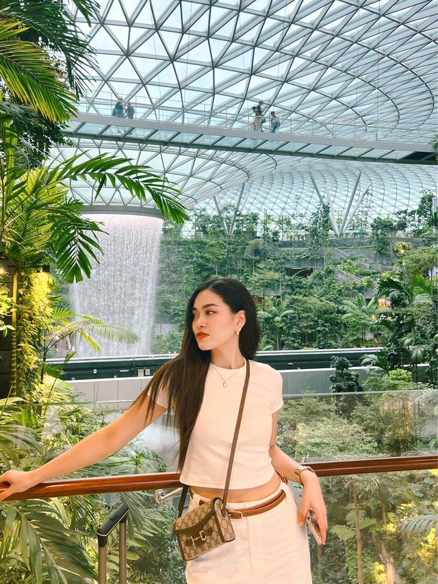 น้ำตกยักษ์กลางสนามบิน Changi Airport🌳✨