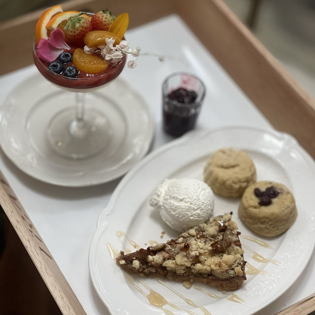 Afternoon tea with  Chuanpisamai house 