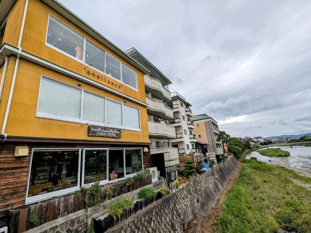 日本京都-河鴨川河景第一排的蔬食店：Veg Out