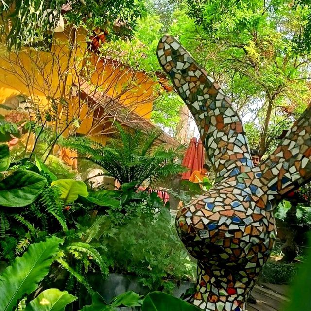 ลามูร์ คาเฟ่สไตล์ยุโรปบ้านสีเหลือง หลังวัดอุโมงค์
