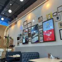Manee Cafe & Bistro