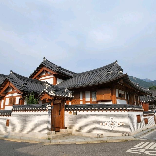Eunpyeong hanok village with majestic Bukhansan view