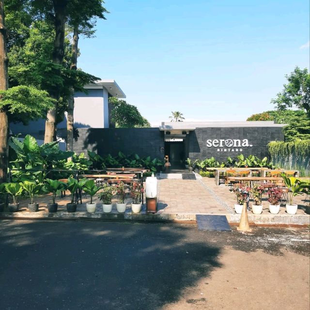 THIS COFFEE SHOP IS LOCATED INSIDE THE EMERALD CLUB HOUSE