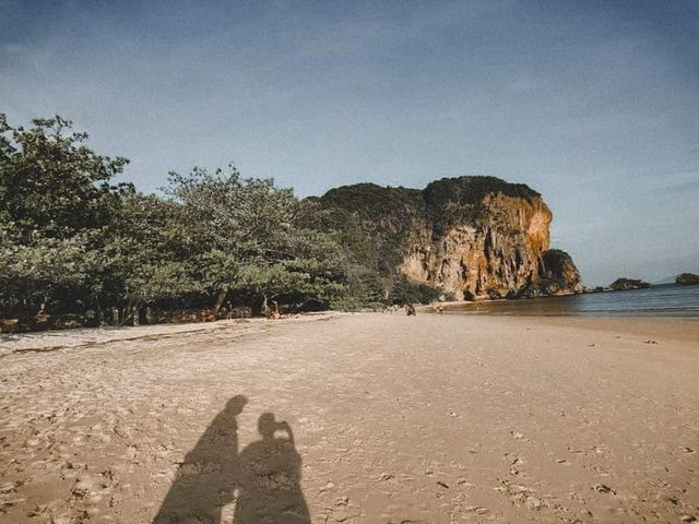 หาดสวย น้ำทะเลใส ทรายนุ่ม @หาดไร่เลย์ กระบี่