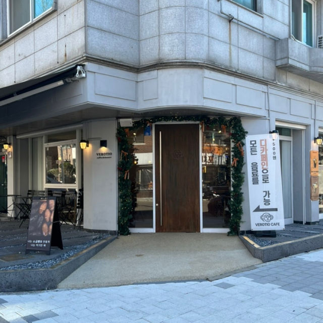 시그니처 쿠키가 올라간 아인슈페너 맛집