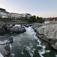【兵庫県 加東市】ゴツゴツの岩に滝があるスポット