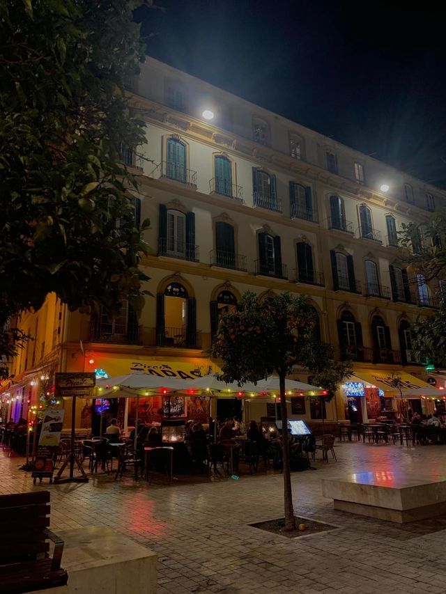 💙Stunning Spanish square in town💙Great for drinks and food! 