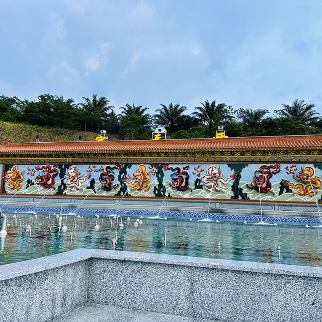 Largest Dancing Fountain in Malaysia! ⛲️ Gigantic Chinese Temple