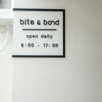 Bite & Bond Cafe เสาชิงช้า: คาเฟ่สุดชิคในย่านเก่า