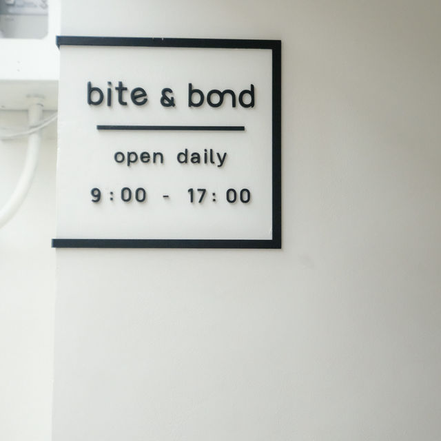 Bite & Bond Cafe เสาชิงช้า: คาเฟ่สุดชิคในย่านเก่า
