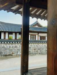 Discovering traditional hanok village with no crowds around 