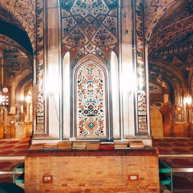 THE ICONIC AND HISTORIC MOSQUE.