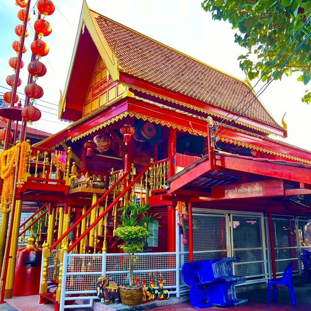 สักการะศาลเจ้าพ่อหลักเมืองชลบุรี