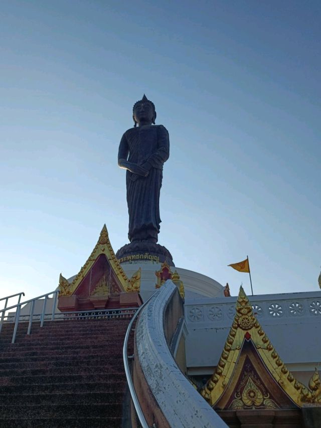 กราบสักการะพระพุธกตัญญู วัดเกริ่นกฐิน