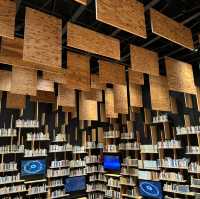 東京行程-角川武蔵野博物館中的巨型藏書閣