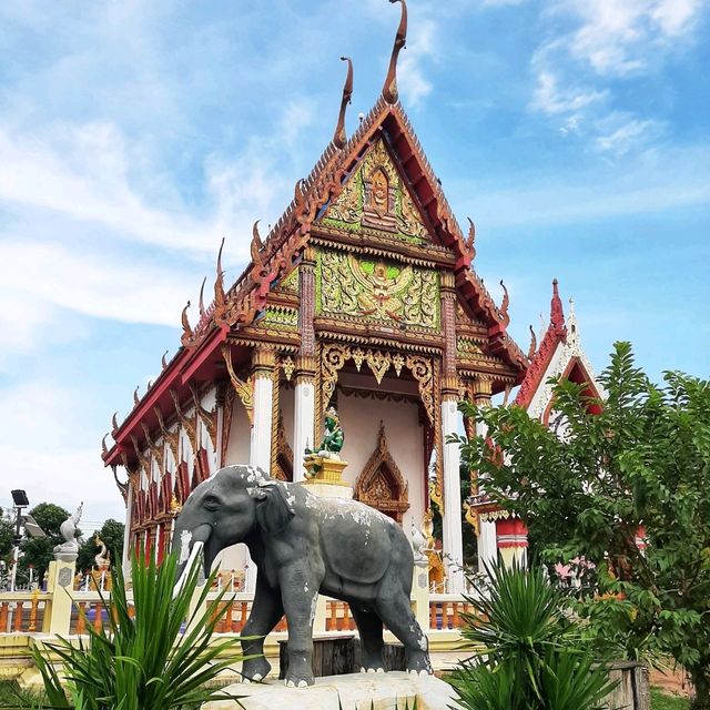 ชมอุโบสถเก่าและสักการะหลวงพ่อเพชรจำลอง