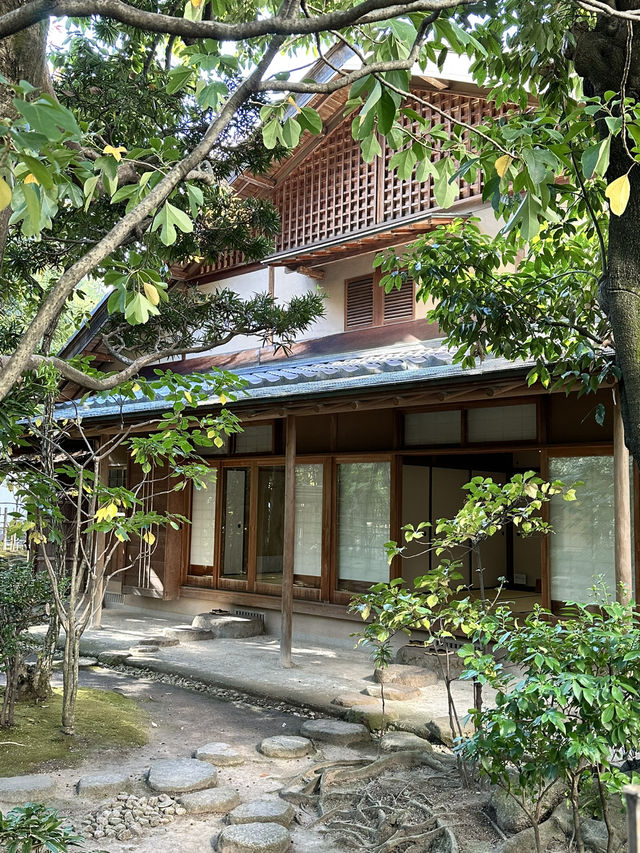 駅からほど近いオフィス街にある日本庭園