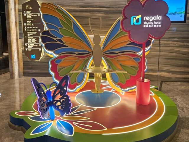 機場新酒店大堂酒廊的休閒晚餐