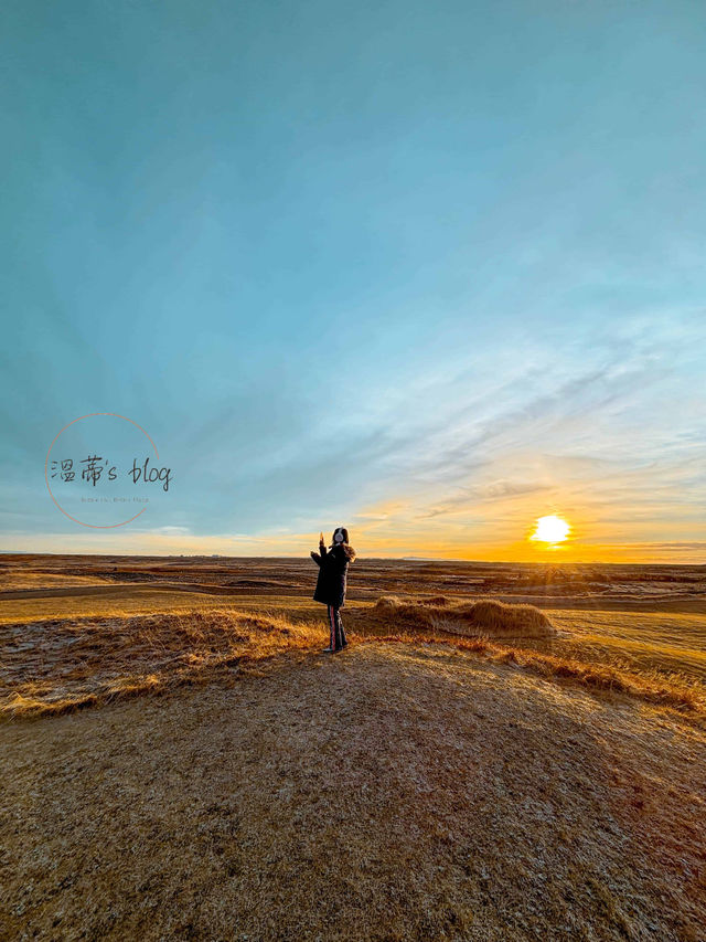 冰島景點推薦｜Hvalsneskirkja，佇立在墓碑旁的彩色教堂