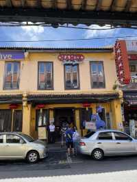 Jonker Jaunt: Exploring Melaka’s Vibrant Jonker Street! 🛍️🍜