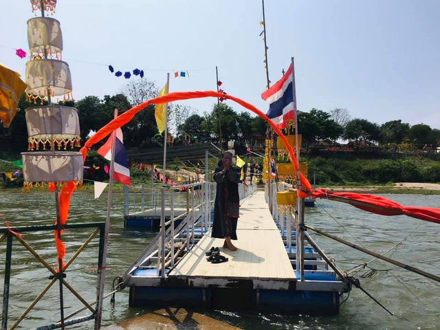พระธาตุกลางน้ำโขง อายุ2000ปี