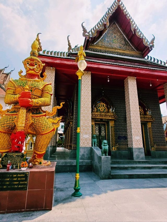 泰國曼谷湄南河畔著名標誌性寺廟景點:坤禪寺，巨大金佛雕塑，適合拍照📸打卡