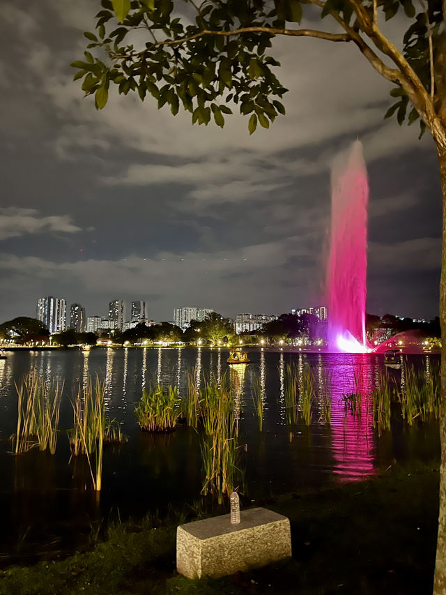 “Taman Tasik Titiwangsa at Night: A Tranquil Oasis Beneath the City Lights”