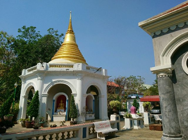 วัดศรีสุริยวงศ์..สถาปัตยกรรมตะวันตกผสมไทย