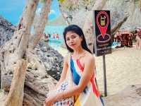 ชายหาดด้านล่างของเกาะแม่เกาะ 🌊